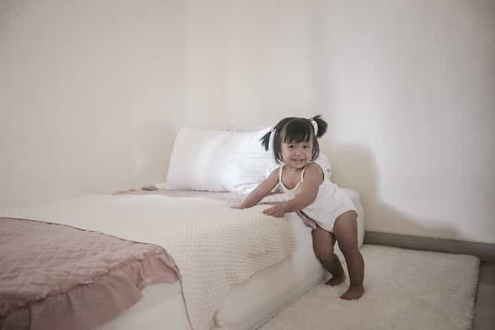 Hi tetangga, 

Gimana sih agar rumah terasa nyaman dan aman untuk si kecil ? Buat saya pribadi selalu memperhatikan kebersihan terlebih dahulu. sebisa mungkin ketika anak bangun rumah sudah bersih dan mainan tertata rapih pada tempatnya. dari sini saya juga menerapkan agar si kecil belajar untuk bisa menaruh dan merapihkan barang/mainan miliknya setiap habis dipakai. 

sejujurnya kamar anak belum kami design secara khusus, kami hanya menyediakan kasur berukuran 160x200 dengan balutan sprei putih polos dan tidak memakai dipan. Dengan begitu si kecil juga mudah untuk belajar naik dan turun kasur sendiri karna tidak terlalu tinggi dan berbahaya. Baik dikamar anak maupun keluarga kami juga memilih penggunaan sprei putih polos berbahan katun agar memberikan kenyamanan untuk kulit si kecil. 

tidak hanya itu ruang keluarga yang sederhana dirumah kami pun hanya menggunakan karpet anti slip dan kursi santai agar tidak membahayakan si kecil saat berlarian kesana kemari. area keluarga sekaligus area bermain si kecil ini adalah tempat yang paling sering untuk kami menghabiskan waktu. 

Mainan si kecil juga ditaruh pada storage rotan yang ramah bagi si anak. semua saya tata di meja tv depan. 




#tempattiduranak #rumahramahanak #kamaranakperempuan #playroomanak #tempatpenyimpananmainan #storagerotan #karpetantislip 