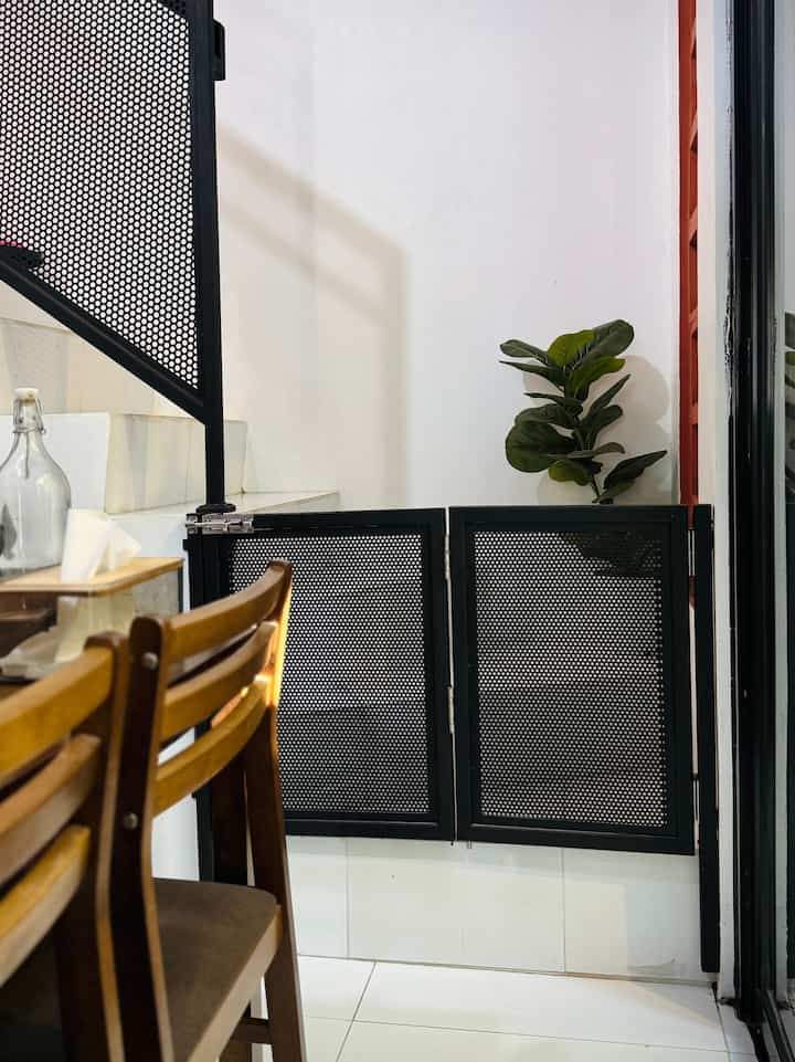 Material dan Furniture Ramah Anak

Kali ini akan sedikit membahas mengenai material yang ramah anak, karena kami memiliki toddler dan kami memiliki area di lantai 2, tangga merupakan hal yang paling perlu diperhatikan, apalagi anak toddler memiliki rasa penasaran yang tinggi.

Maka dari itu pada area tangga kami buatkan pintu pagar yang menggunakan material perforated mix besi tetap sesuai dengan tema industrial dan juga di desain lipat 2 agar lebih menghemat space. 

Selain itu, anak kami masih tidur bersama kami, maka dari itu kami memilih dipan yang rendah agar lebih aman namun tidak akan membuat kasur lembab.

#TempatTidurAnak #RumahRamahAnak #MaterialRamahAnak #FurnitureRamahAnak #KidsFriendly #Wiremesh #DipanLow