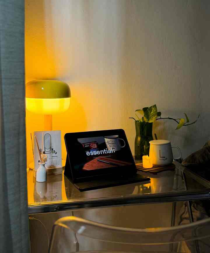 Area WFH Favorit!

Sudut area kerja kami dibuat simple namun nyaman.. look night n day memiliki suasana yang beda✨

#homeoffice #mejakerja #mejabelajar #RumahIndustrial #DecorationAffordable