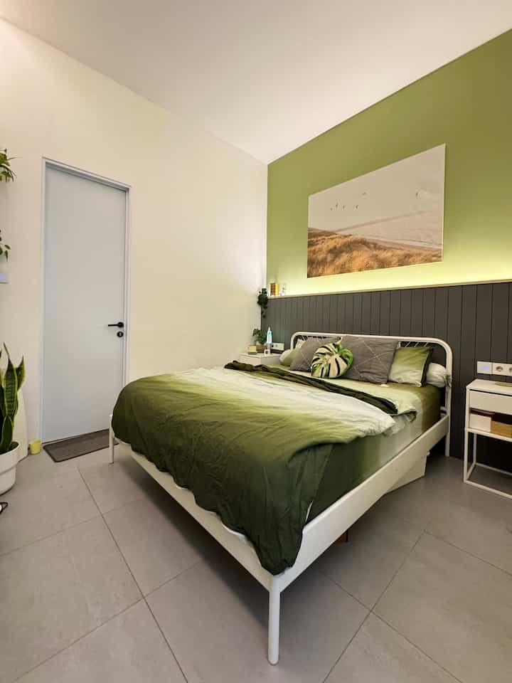 Bedroom at night 😴💤🛌

kamu percaya gak kalau ukuran kamar tidur utama ini hanya 3x3m? iya karena keterbatasan lahan, maka kami hanya bisa membuatnya seluas ini saja.

walau terbatas, tapi kami mengusahakan dekor dengan senyaman mungkin namun tidak membuat sesak dilihat. caranya:

*gunakan furnitur ukuran sesuai (kasur kami berukuran 160x200)
*pilih furnitur ramping dengan warna terang
*kamu bisa memasukkan unsur warna favoritmu di sprei dan dinding kasur
*manfaatkan kolong kasur di dalam storage kotak untuk menyimpan stok sprei.

semoga menginspirasi kamu dengan luasan kamar tidur terbatas ya! 

#kamartidur #bedroom #scandinavianbedroom #idedekorasikamar #dekorasikamar #bedroomdesign #bedroomideas