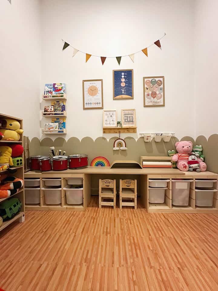 Setiap rumah memiliki bentuk furniture masing-masing, tentunya jika memiliki anak kecil pertimbangan dalam memlilih furniture tidak hanya mengenai desain dan fungsinya saja karena anak-anak cenderung aktif bermain di umurnya yg masih sangat muda

Berikut adalah beberapa tips penting yang dapat membantu memilih material aman dan sesuai dengan kebutuhan anak:

1. Material furniture bebas dari bahan kimia berbahaya
2. Furniture lemari dari besi yang tahan lama dan mudah dibersikan 
3. Tidak menggunkan material bersudut yang tumpul pada bagian meja
4. Menggunakan matras anti air

#playroomanak #kamaranak #rumahramahanak #kamaranakperempuan #kamaranaklakilaki
#warnacat 
