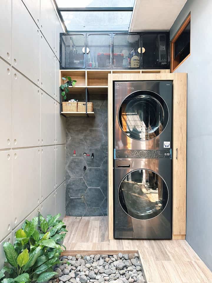 Laundryroon di lahan terbatas dengan lebar 2,5m tapi bisa sefungsional ini untuk kebutuhan keluarga kami ✨
Kebutuhan storage harus kita pertimbangkan untuk mempertimbangkan tempat penyimpanan barang sehingga rumah senantiasa rapih.

Material kabinet dari blockboard 18 mm finishing hpl laminates by taco “Dakota Oak” TH122FC

#rumahindustrial #laundryroom #servicearea #minilaundryroom 
#rumahcluster #tegal #hpl #lowbudgetdecor