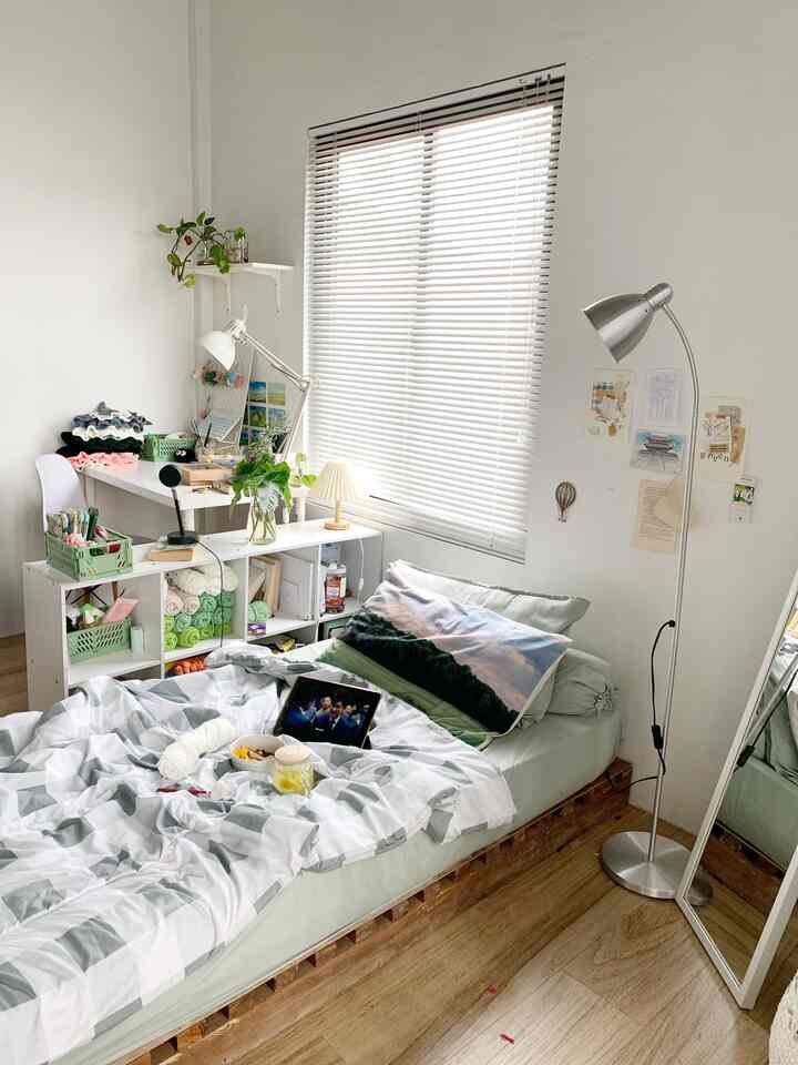 My room in morning
Ada yang sama sarapan di atas kasur sambil netflixan?
#KamarTidur
#GhibliVibes
#KamarHijau
#KamarEstetik
#KamarImpian
#KamarSerbaHijau