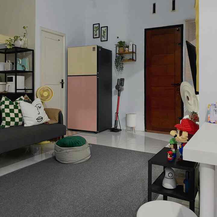 Ruangan ini adalah ruang keluarga sekaligus tempat anak-anak nonton tv,tidak jarang juga tempat anak-anak bermain dan mewarnai.jadi ruangan ini kami buat penataannya sesimple mungkin agar anak-anak nyaman dan leluasa beraktifitas di sini.
Berikut adalah beberapa furniture ramah anak yang kami pilih dan kami gunakan di ruang keluarga ini
• Sofa dengan sudut tumpul untuk mencegah cidera
•karpet yang dilengkapi anti slip agar tidak mudah bergeser saat anak-anak aktif bermain dan bulu yang tidak terlalu tebal sehingga mudah untuk dibersihkan
•tempat colokan listrik dengan tutup selain membuat ruangan jadi lebih rapi juga aman dari jangkauan anak-anak
•lampu meja dengan bahan full plastik relatif lebih aman bagi anak-anak
•meja tv yang tidak tinggi memudahkan anak-anak dalam mengambil remot tv
*Tips cara menata ruangan agar terlihat luas ala rumah kami:
•Sesuaikan ukuran perabotan/furniture
•gunakan sofa berkaki agar ruangan terlihat lebih luas
•pilih warna cat yang cerah
•minimalisir sekat dalam rumah(gunakan furniture sebagai sekat.contohnya : gunakan rak atau sofa sebagai pembatas
•pasang cermin juga dapat memberikan efek ruangan jadi lebih luas
#Sofa
#KarpetAntiSlip
#LampuMeja
#TempatColokanListrik
#RuangKeluarga
#RuangNontonTV
#RumahRamahAnak