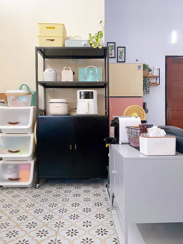 Ini adalah bagian lain dari dapur kami,kami mengunakan furniture sebagai sekat pemisah antar ruang keluarga/ruang nonton tv dengan dapur.kami memaksimalkan tempat penyimpanan agar ruangan terlihat lebih rapi.
#DapurModern
#DapurKecil
#DapurMinimalis
#DekorasiDapur
#IdeDekorasiDapur
#PenataanFurniture