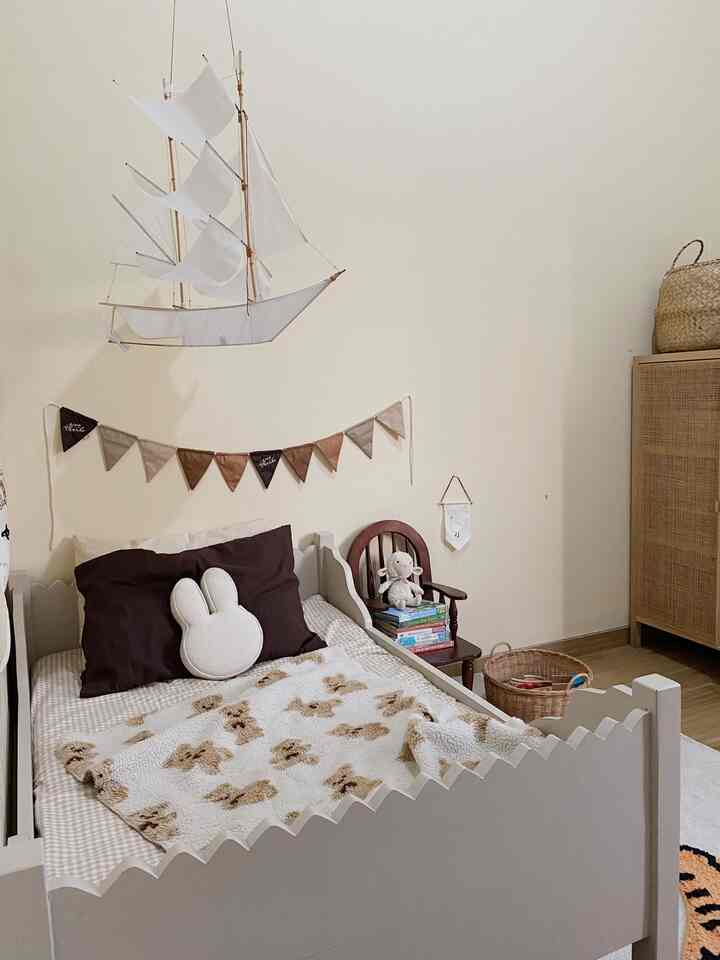 Saat saya pindah rumah, banyak sekali perabotan rumah yang warnanya tidak sesuai dengan tema rumah saya. Hal ini membuat kami harus mengecat ulang beberapa furnitur agar warnanya sesuai dengan tema ruangan yang kami sukai. Seperti pada kamar anak ini, kami mengecat ulang sofa dan kursi yang ada agar serasi. Untuk kamar anak, kami memilih cat berbahan dasar air agar ramah anak dan tidak berbau menyengat. Pilihan saya jatuh pada cat kayu jotun dan cat milan vernis

#kamaranaklakilaki
#tempttiduranak
#warnacatkayu
#rumahramahanak
#cat berbahan dasar air
#kamartiduranak
