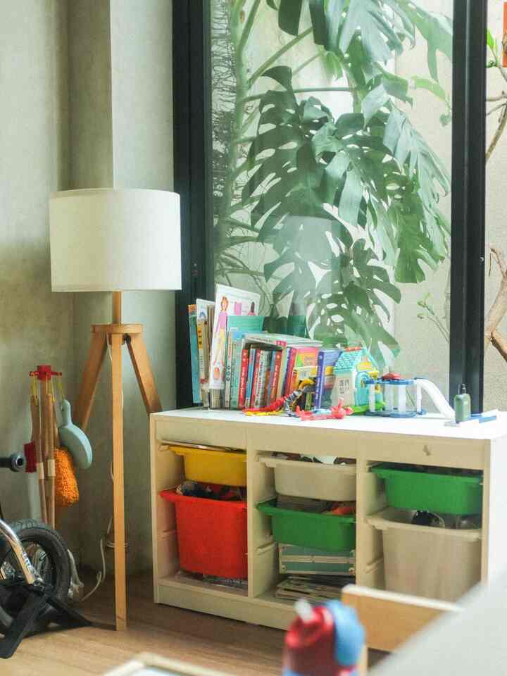 Salah satu tantangan ketika punya anak adalah memilih furniture-furniture atau barang yang ramah anak.
Seperti rak mainan yang berbahan plastik tapi tetap estetik, vinyl lantai yang untuk melindungi kaki si kecil dari retakan acian, meja belajar yang bisa dijadikan meja makan dan meja main juga, ada air purifier yang tujuannya untuk menjaga udara biar tetap bersih, sofa angin yang mau loncat ga was was kejedot ujung kayu kursi, dan toilet untuk anak biar anak ga nyemplung ke toilet utamanya 🤣
#MejaBelajarAnak
#RakMainanAnak
#ToiletAnak
#RumahRamahAnak
#RumahIndustrial
#vinyllantai
#sofaangin