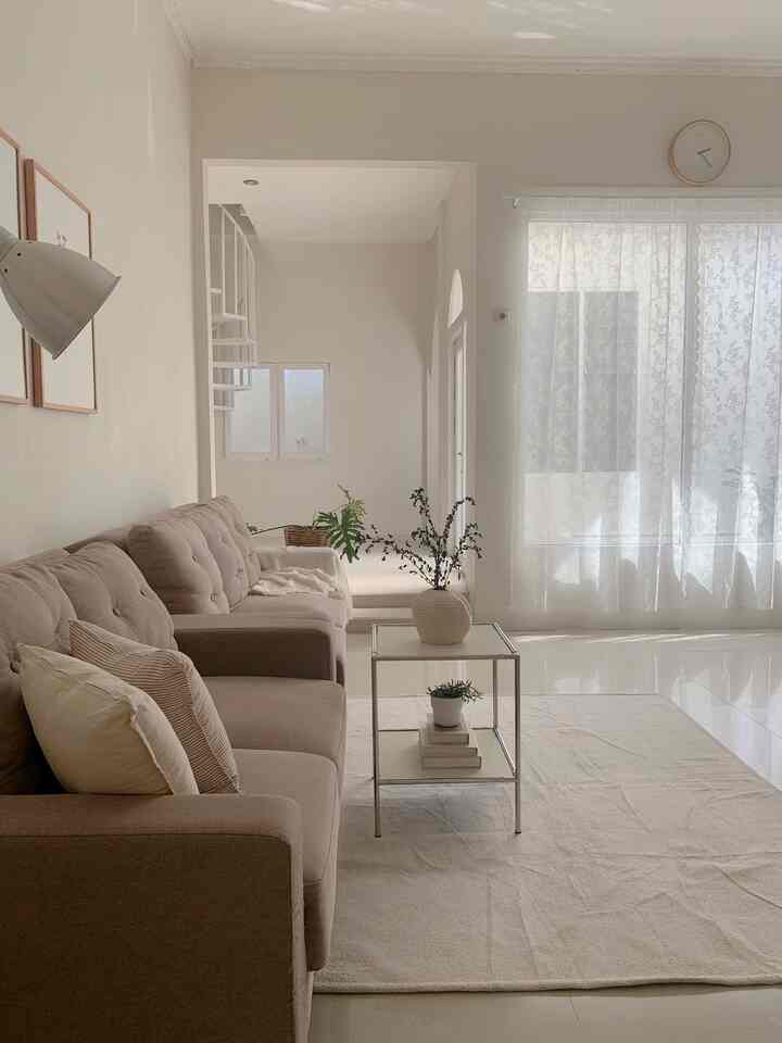 Mengganti dekorasi living room minimal seminggu sekali untuk merubah suasana ruangan. 
Kali ini mengganti meja bulat dengan meja persegi yang biasa diletakkan di sisi tempat tidur.
Dan menambahkan dua bantal sofa dengan motif kotak - kotak dengan warna senada.
#livingroom
#livingroomstyling
#livingroominspo
#inspirasiruangtamu
#ruangtamuminimalist
#dekorasiruangtamu 