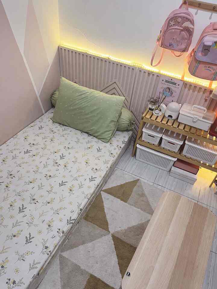 ✨ Kids Bedroom Ideas
Punya anak usia todler membuat kami menyulap kamar anak menjadi area bermain yang sesuai dengan usianya.
Beberapa dekorasi &furniture dikamar ini dibuat lebih kids friendly agar sesuai dengan usianya: 
- Kami menambahkan rak dengan ukuran rendah dan storage2 untuk memudahkan anak menjangkau mainannya. 
- Menambahkan meja lipat saat dibutuhkan juga bisa menjadi solusi, pastikan ujung meja tumpul agar tidak berbahaya bagi anak.
- Selain itu kami tambahkan lighting berupa lampu led & lampu proyektor agar anak berani tidur di kamarnya sendiri. 
- Terakhir, mencoba mendekor area dinding dengan wall art. Pastikan menggunakan cat yang mudah dibersihkan. 

#RumahRamahAnak #KidsFriendlyRoom #KidsBedroom #KamarAnakPerempuan #GirlsBedroom #MejaLipatAnak #cateasywipe #warnacatkamaranak #lamputidur #lampuproyektoranak #rakkamaranak