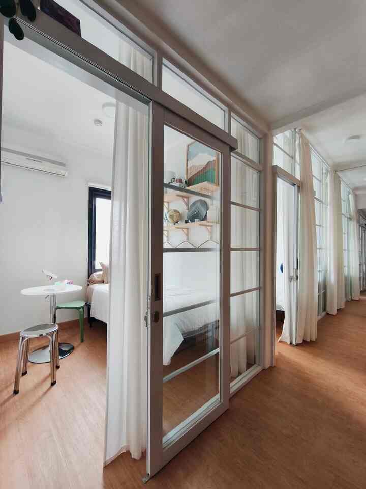 Hunian ramah anak berarti juga ramah remaja dan dewasa

Selain dihindarkan dari sudut tajam, penghuni berbagai usia juga akan lebih nyaman tinggal di tempat yang terang, tidal lembab, bersih (dan mudah dibersihkan)

di Tentramhome banyak digunakan furnitur lengkung & bulat, yg berbahan dasar material yg mudah dibersihkan. 

Furnitur yg dipilih juga yg berkaki ramping sehingga bagian kolong sgt mudah divacum  (robot vacum juga bisa) supaya rumah selalu bebas debu

Sekat dalam ruangan dibongkar dan diganti jendela besar supaya cahaya bisa masuk dan tidak lembab


#LantaiVinilTidakLicin #SekatKacaBeningTerang #FurniturLengkungTumpul #FurniturRamping #RumahRamahAnak