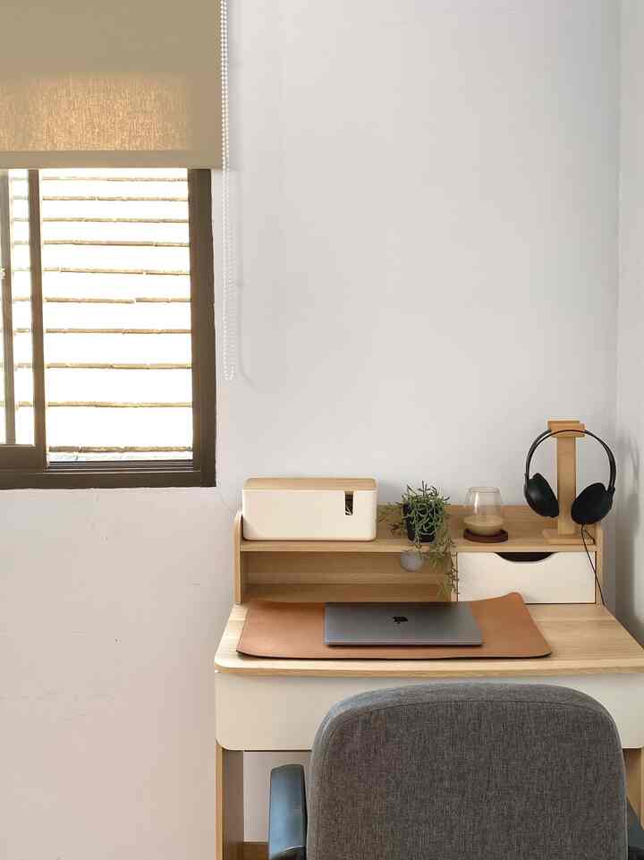 Ruang kerja di sabtu pagi 
Untuk area ruang kerja ini letaknya di area lantai 2, dimana untuk penataannya diminimalisi barang agar saat bekerja di area ini lebih fokus dan terlihat clean. 
Karena jendela yang cukup terik apabila siang jadi kami menggunakan roller blind yang menahan cahaya masuk, kemudian juga menggunakan kabel penyimpanan agar lebih rapi, menambahkan headphone holder dan meja kerja yang minimalis

#homeoffice #ruangkerja #ruangkerjaminimalis #mejakerja #rollerblind #headphoneholderkayu #cablestorage #workspace #inspirasiruangkerjaminimalis