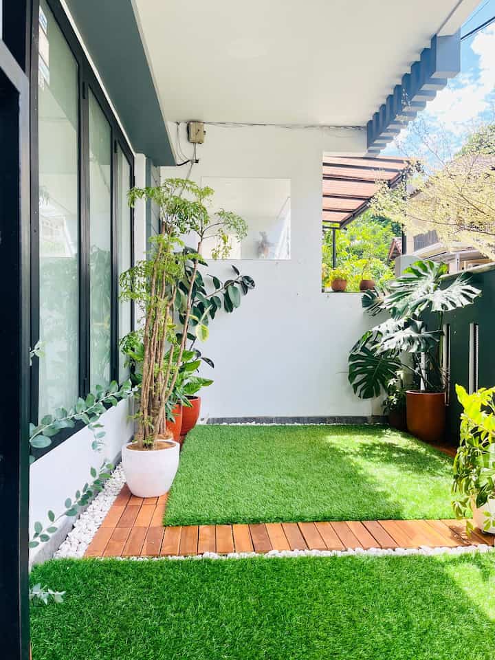 Teras Ramah Anak di Rumah Irhouse.21

Sebelumnya teras ini beralaskan lantai biasa jika kena hujan dan kena air lantainya licin. Nah supaya anak-anak lebih aman bermain diteras kami makeover sedikit diarea lantai dan tanamannya di rapihkan supaya tidak terlalu rimbun meminimalisir ada binatang berbahaya tak terlihat.
Kami melapisi lantai dengan rumput sintetis di kombinasikan dengan lantai decking kayu jati dan batu coral putih. Batu coral putih tumpul-tumpul lebih safety. Sebelum pakai rumput sintetis dibawahnya dialasi drainase supaya air tidak menggenang di rumput dan rumput lebih awet. 

#RumahRamahAnak #TerasRumah #TamanRumah #Terasminimalis #greencornerminimalis #rumputsintetis #lantaikayudecking #batucoralputih #potteracota #InspirasiTerasMunimalis

