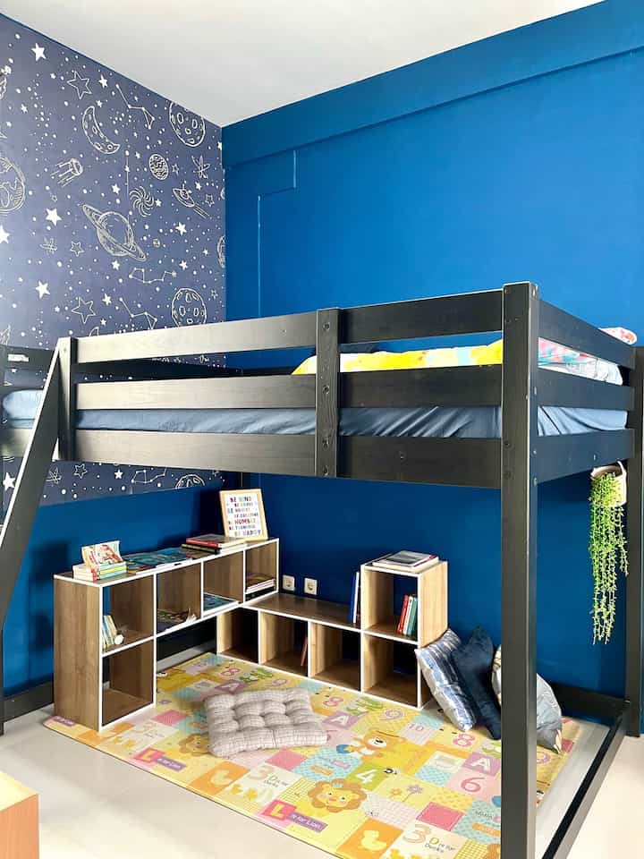 Kamar Tidur Anak Laki-Laki

Kamar tidur anak laki-laki bernuansa biru dengan tema luar angkasa.
Ranjangnya sendiri pakai ranjang tingkat supaya area bawah bisa dimanfaatkan menjadi spot baca anak-anak. 
Rak bukunya memakai rak buku multi fungsi dan bisa di bentuk sesuai keinginan bisa di rubah-rubah untuk mengganti suasana. Supaya lebih nyaman saat membaca kami menggunakan PVC playmate yang empuk.

#KamarAnakLakiLaki #KamarAnak #PlayRoomAnak #KamarTidurAnak #InspirasiKamarAnak #RakBukuMultifungsi #wallpapercustom