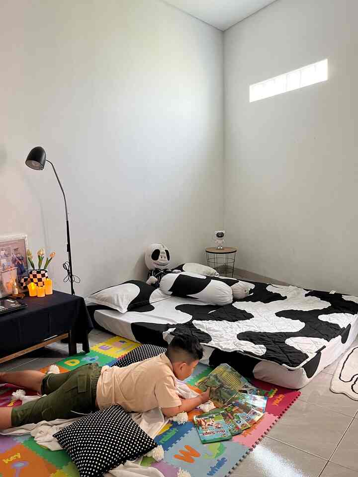 Material dan Furniture Ramah Anak

Kamar tidur anak ini memang sengaja tidak memakai dipan dan kami gunakan kasur lesehan agar mengurasi resiko terjatuh pada saat tidur. Kami juga gunakan karpet puzzle ramah anak yang terbuat dari bahan sponge agar empuk dan anak nyaman saat aktivitas di karpet. Selain itu juga kami tambahkan meja yang bentuknya bulat untuk mengurasi resiko terluka bila terbentur. 

#BumiGerrd #RumahRamahAnak #TempatTidurAnak #KarpetKamarAnak #MejaKamarAnak #KamarAnak #KamarMinimalis

