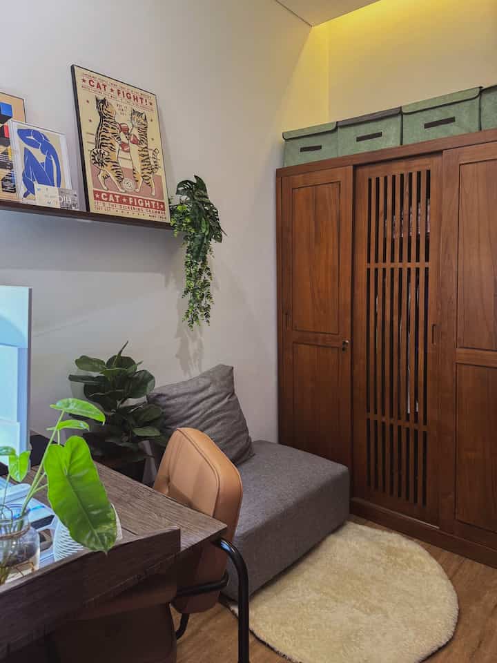 Sebenarnya ini adalah kamar 2 dirumahku, yang aku ubah menjadi area wardrobe, storage dan juga area kerja. 
Ukuran ruangannya kisaran 3m x 2.5m. Aku membuat rak untuk tas ku, murah meriah aja, dari ambalan dan juga siku besi 😆 karena pengalaman menyimpan tas dalam lemari tertutup membuat tas yang jarang terpakai jadi mudah rusak. Dan untuk bagian samping ada gantungan baju yang sering dipakai untuk kerja. Jadi ini sangat memudahkan aku untuk bersiap-siap. Aku sengaja membuat ruangan khusus wardrobe agar kamar utama lebih lapang. 

#wardroberoom #homeoffice #lemarikayu #tinyroom #mejakerja #closet #storage #36m2 #tinyhouse