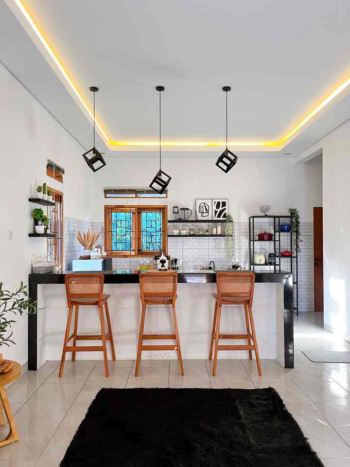 Dulu saat bangun rumah kami ingin memakai tema open space namun juga tidak ingin kompor dan sink cuci piring langsung terlihat oleh tamu. Lalu kami berfikir untuk menggunakan skat stengah bangunan. Agar skat tersebut tetap mempunyai fungsi akhirnya kami jadikan meja bar dari beton yang tingginya 100cm, lebar 40cm dan panjang 280cm. Agar lebih cantik kami juga berikan lampu gantung industrial dan kami padukan dengan kursi bar kayu jati. Alhamdulillah meja bar beton ini selain berfungsi sebagai meja makan juga ternyata bergungsi sebagai meja kerja suami bahkan meja belajar anak hehehe.


#BumiGerrd #RumahMinimalist #RumahOpenSpace #RumahMonochrome #MejaBar #MejaMakan #LampuGantungIndustrial