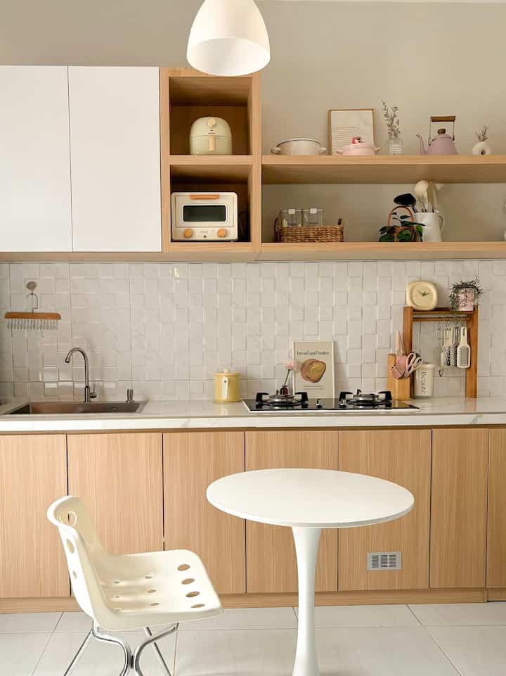 Untuk menciptakan rumah yang nyaman dan estetik di rumah kami.Kami menggunakan material dengan nuansa warm dan warna netral. Seperti di  dapur ini kami menggunakan elemen kayu dan warna netral.

#KitchenSet
#KeramikBacksplash
#WarnaCatRumah
#TopTableGranite
#MaterialEstetik