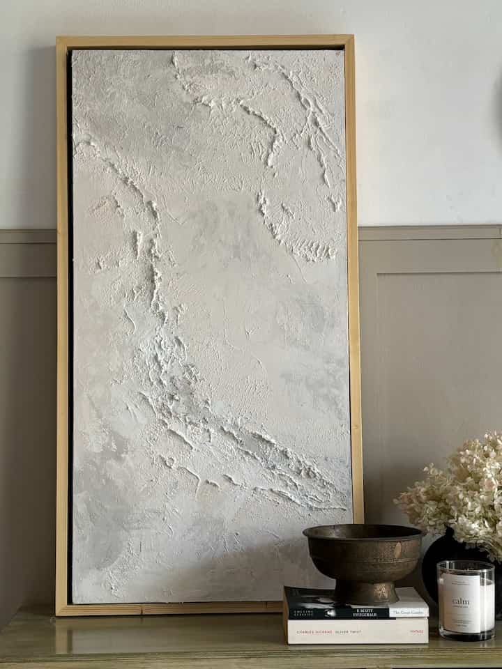 One of my favorite decor items that is almost never absent in my living room is a frame, whether it contains artwork or photos.
In my opinion, these frames are very versatile, they can be hung, leaned against the wall or even used as shelving for layering with other decor items. These frames add a personal touch, as well as an artistic impression to a room.

#frameartwork #artwork #lukisan #dekorasiruangtamu #dekorasirumah