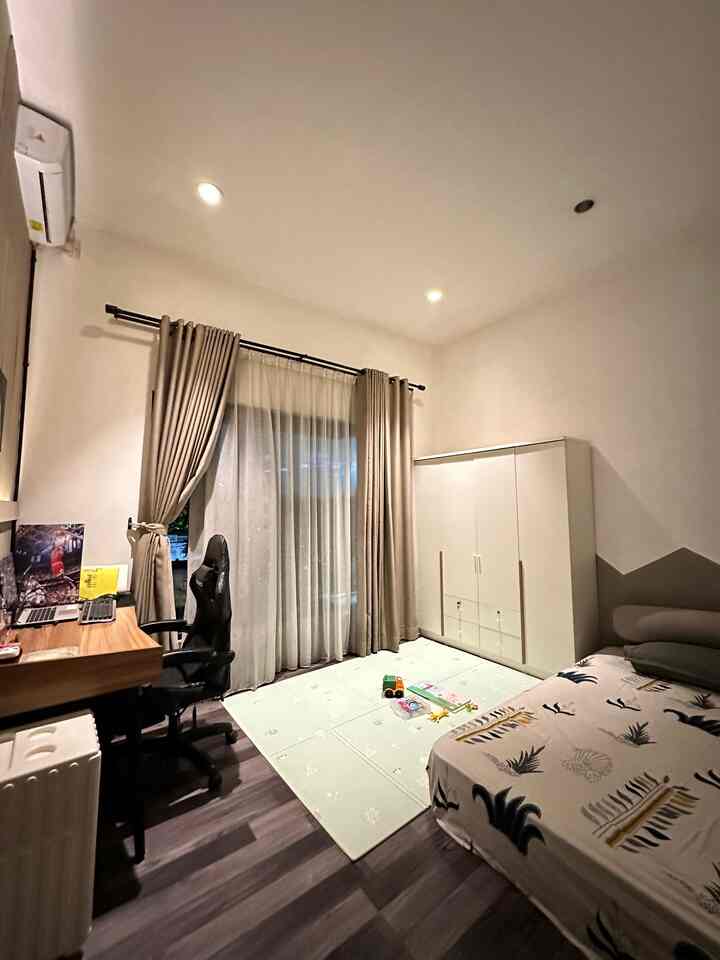 Untuk menciptakan ruangan yang aman dan nyaman untuk anak, aku memilih design tempat tidur tanpa dipan. 

Lalu aku juga pakai playmatt di bawah kasur, agar anak-anak ketika bermain lebih aman dan nyaman juga. 

Dan juga aku menggunakan cat antibacterial ya dengan sedikit sentuhan design simple yg kami gambar sendiri. 

Semoga menginspirasi yaa, happy weekend ♥️

#rumahminimalis #industrial #homedecorinspo #minimalist #industrial #playroomanak #kamartiduranak #rumahramahanak
#mejabelajaranak #playmatt #catantibacterial #inspirasikamaranak #kasuranak #kamaranak