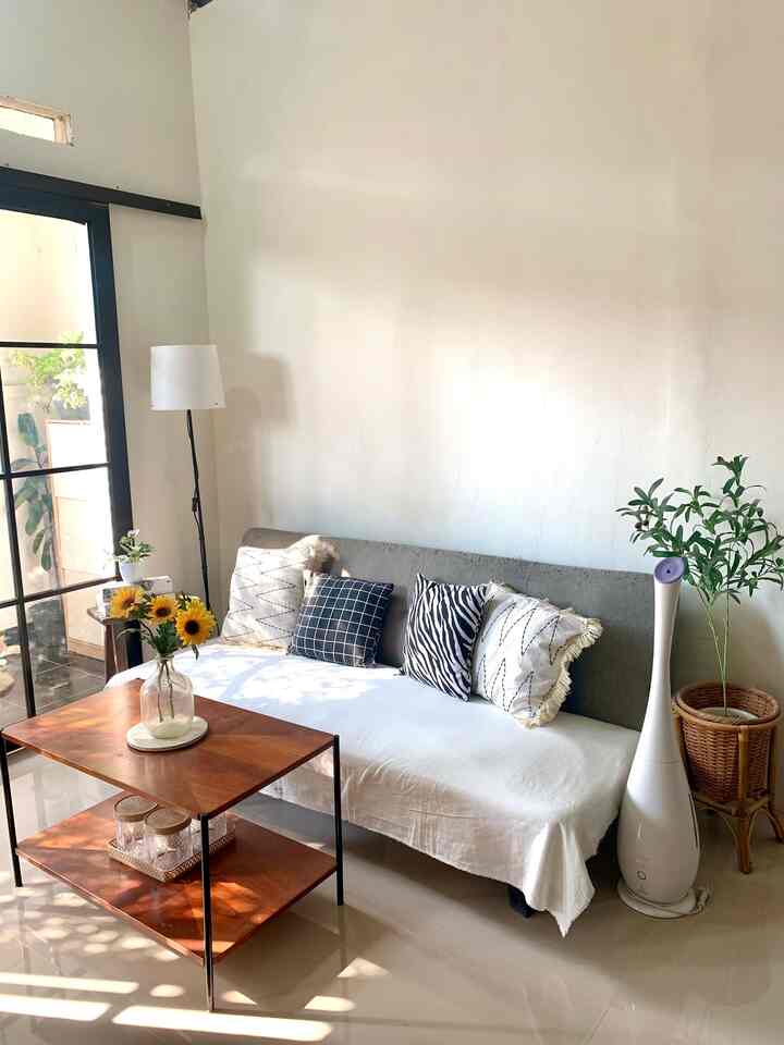 Material yang membuat rumah ini nyaman dan estetik.

Hai tetangga Ohouse! Aku mau sharing material yang aku gunakan diruang tamu agar tampilannya makin cakep, nyaman dan estetik

Karena aku baru aja selesai renov beberapa ruangn, termasuk ruang tamu ini, aku pakai lantai keramik glosy ukuran 60x60 agar looksnya makin cakep, ukurannya yang besar menambah kesan luas di ruang tamu kecil ini, ditambah aku cat putih dinding agar terkesan bersih, sebelumnya semua pajangan diambil dlu untuk pengecetan dinding, setelah ini akan ditambahkan pajangan dll

Untuk pintu gesernya aku custom berbahan aluminium, didesign bentuk kotak2 biar tampilan makin estetik, pintu ini berfungsi sebagai jendela besar juga, diruang tamu ini aku buat teras kecil agar saat pintu geser terbuka udara luar masuk dan bikin ruangan jadi adem

Pemilihan sofa yang minimalis dengan penataan decor segini bikin tampilannya jadi cakep kan? Udah ga diraguin kalau samping sofa ada bunga dan lampu berdiri tuh bikin suasana makin cakep, next aku bakal tambahin karpet biar looksnya makin estetik

#materialruangtamu #keramiklantai #keramiklantai60x60 #keramikglosy #lantairumah #pintugeser #jendelageser #catdinding #catputih #sofabed #lampuberdiri #materialestetik #warnacatrumah