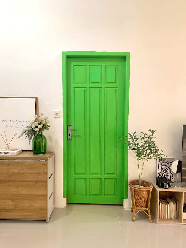 Ruang TV dan pintu kamar

Hai tetangga Ohouse! Ini adalah penampakan pintu kamar utama yang berdekatan dengan ruang tv, sengaja di cat ngejreng agar tampilannya makin fresh, pintu ini adalah pintu bekas yang aku gunakan karena pas renov bidget kita memang pas-pasan, untuk mensiasati agar tampilannya tetap cantik ya aku cat menggunakan bbrp warna untuk bikin warna cat yang aku mau, hasilnya bikin aku puas aja seperti pintu baru 

aku tambahin rak sekaligus meja juga agar kelihatan cakep, pintu ini akan jadi ciri khas dirumah aku biar ingat terus kalau spot ini ada di @_rumahantik ya hehehe

Ruang tv ini masih seadanya, aku belum punya meja tv jadi aku gunakan 2 rak buku yang dijejer agar membentuk meja panjang, sebenarnya ini jadi salah satu alternatif juga sih biar hemat budget, 2 rak yg disatuin ini bisa jadi meja tv untuk saat ini kebantu banget, aku bisa nyusun printilan juga di bagian sekat-sekatnya jadi kelihatan cakep kan heheh

Walaupun begitu harus ada effort untuk beresin debunya tiap hari, tapi seadanya gini kelihatan cantik dan estetik kan? Semoga kedepannya bisa decor lebih cantik lagiiii 

#ruangtv #pintukamar #dekorasiruangtv #catpintukamar #ruangtengah #mejatv #ruangsantai #dekorasiruangtv #rak #mejaruangtamu #mejaruangtengah #spotestetik #pintukamarestetik #catkayu #catpintu #tampilanruangtv #idedekorruangtv