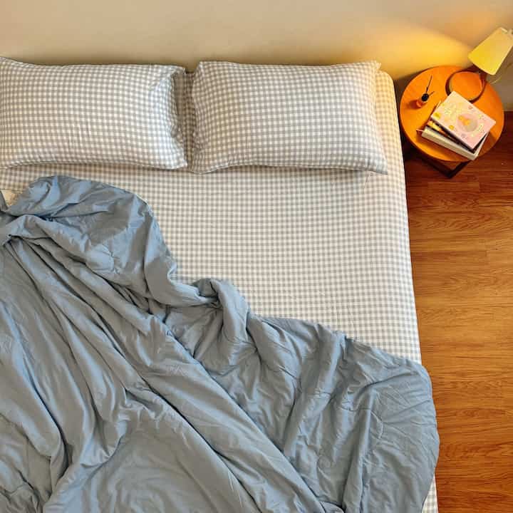 Kamar utama yang dibuat senyaman mungkin ☺️✨

Dari sprei yang lembut dan pastinya warna2 yang menyatu dengan NZhomes 🤭
Dari lemari putih custom yang dibuat tidak makan tempat banyak karena dengan sliding
Meja rias simple yang masih bisa ditata rapih kebutuhan skincare 💞
Area pojok kamar untuk berserah menengadah langsung ke langit di jendela pojok ☺️

Senyaman senada sehappy itu dengan kamar utamaku 

#masterbedroom #bedroom #scandinavian #nzhomes 