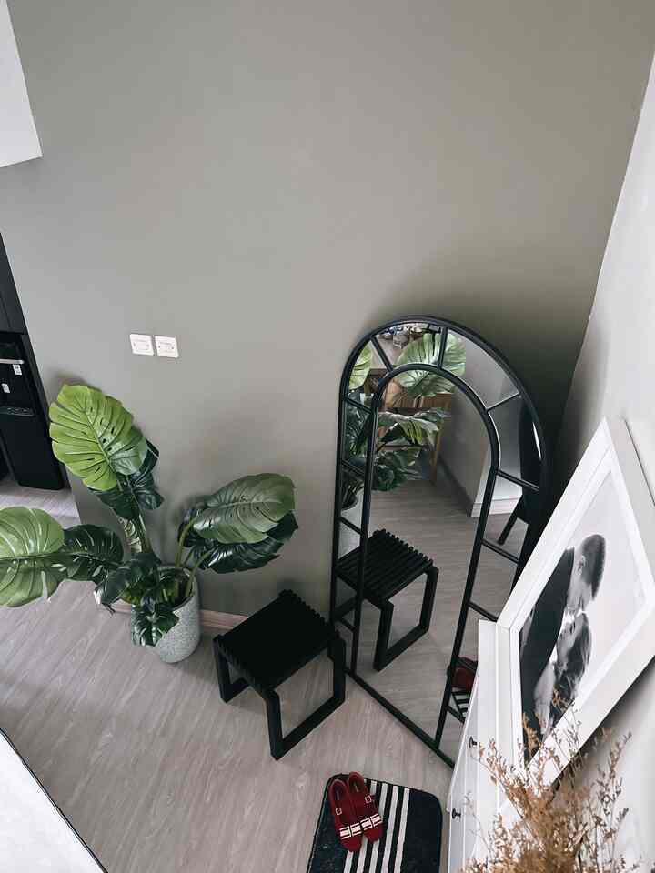 Kami mengubah sudut living room menjadi area entryway yang fungsional meski dalam ruang terbatas. Area ini sangat berguna bagi aku dan suami. 
Kami menempatkan kabinet sepatu dengan ukuran yang pas untuk area terbatas, menambahkan cermin full-body, dan bangku kecil untuk memudahkan memakai sepatu saat ingin bepergian.

Tips menciptakan area terbatas yang fungsional:
Pilih furnitur yang sesuai dengan ukuran ruang.
Gunakan cermin untuk memberikan kesan luas.
Tambahkan elemen praktis seperti bangku kecil.

#SmallSpaceLiving #FunctionalDesign #EntrywayIdeas #HomeDecor #InteriorDesign #SpaceOptimization #CozyHome #PracticalLiving #HomeOrganization #LivingRoomDesign