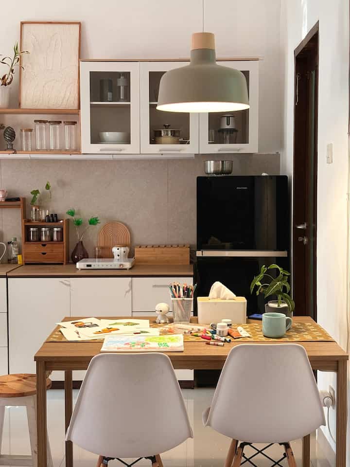 Sebenarnya aku tinggal sendirian, tetapi sering sekali keponakan datang untuk bermain. Kegiatan favoritnya tentu saja menggambar.

Dan di meja makan ini, top tablenya aku bikin dari papan kayu yang dilapis dengan kertasive. Ini alu DIY sendiri. Aku sangat suka kertasive ini karena pemasangannya mudah dan awet. Noda tidak gampang menempel dan gampang sekali dibersihkan.

Oh iya satu lagi tips buat rumah yang ada curious todler kayak keponakanku, better setiap furnitur semacam rak atau lemari, disekrup ke tembok biar aman. Seperti rak kayu di ruang tamu ini, aku tambahkan siku L agar rak menempel ke tembok dan aman meski dipanjat anak-anak.

#rumahramahanak
#toptable
#mejamakan
#ruangtamu
#mejaanak
#ruangbelajaranak
#tipsrumahaman
#DIY