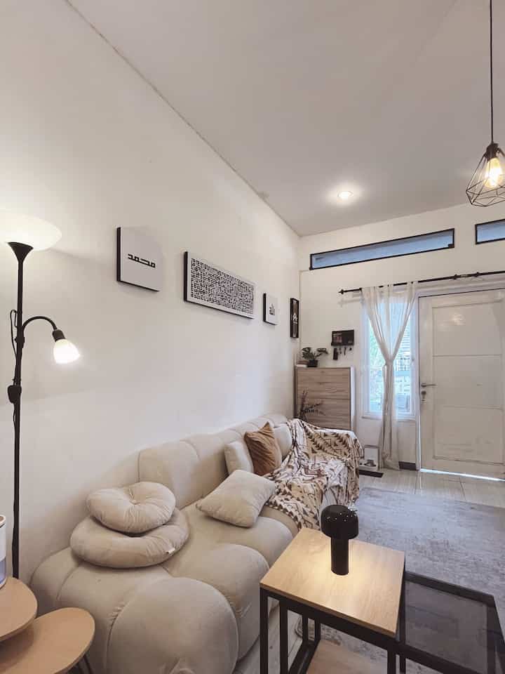 ✨Genkan Ala-ala
Sebenarnya genkan adalah area sebelum pintu masuk, tempat melepas sepatu sebelum memasuki ruang utama. 
Tapi karena konsep rumah kami open space, setelah pintu masuk langsung menuju living room. 
Akhirnya area untuk melepas sepatu kami tuangkan di samping kedua sisi pintu masuk. 
Ada rak sepatu & bangku sepatu untuk memudahkan memakai sepatu. Tidak lupa kami tambahkan ambalan dinding tempat meletakan kunci kendaraan. 
Kalau dari fungsinya sudah mirip genkan lah ya 😊

#livingroom #ruangkeluarga #genkan #raksepatu #bangkusepatu #entrance #ruangtamu #ambalandinding