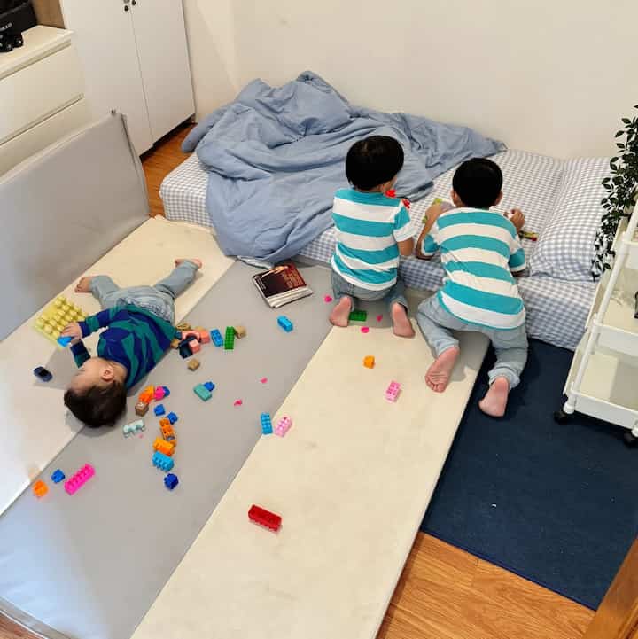 #Rumahramahanak #kamaranaklakilaki #PlayRoomAnak #KamarTidurAnak #TempattidurAnak 

Karena anakku 3 dan masih kecil-kecil
Kuciptakan NZhomes menjadi rumah yang nyaman dan aman untuk anak anakku dan pastinya menyenangkan untuk mereka dengan beberapa material yang ku gunakan

Slide 1 : PlayMat untuk anak yang diharapkan nyaman walaupun main di bawah kasur
Slide 2 : Toilet dengan tutup softclosing ✨, menyamankan anak bisa mandiri ke toilet dengan aman
Slide 3 : Furnitur sofa yang sudut tumpul dan nyaman dengan ditambahkan sofa cover 
Slide 4 : Tangga akses yang dibuat dengan pagar pengaman, jadi setiap kali dibawah semua pagar bawah dikunci agar ttp pengawasan orang dewasa kalau mau naik (begitu juga kebalikannya)
Slide 5-6 : Bonus wajah happy anak anakku selalu ☺️✨