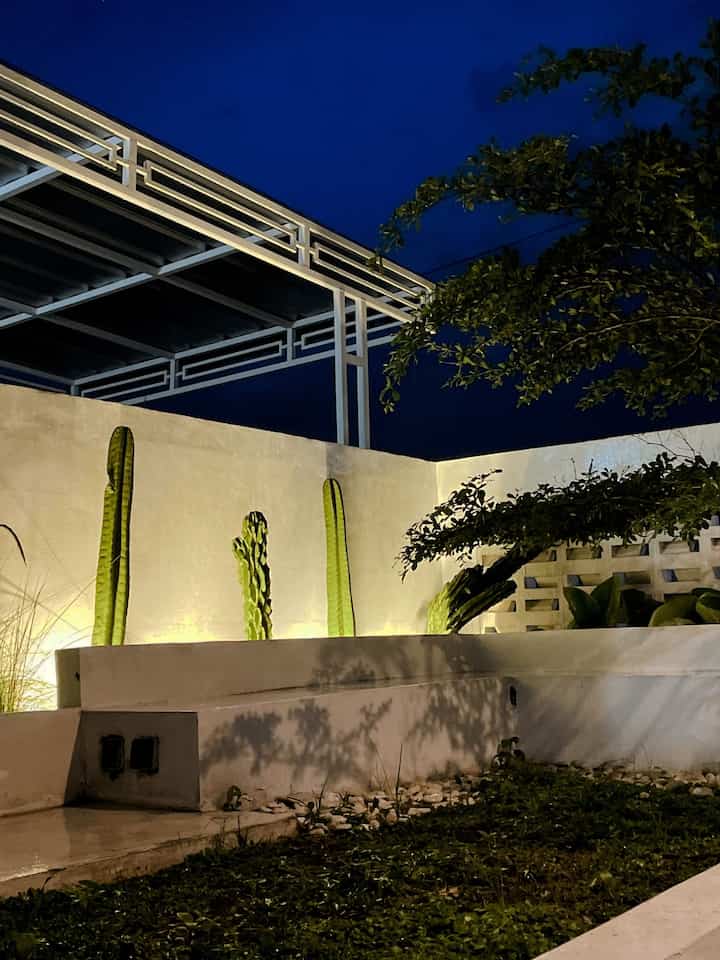 Hai jadi ini di Taman Rumaberkala pada malam hari , ini memiliki suasana yang tenang dengan elemen minimalis. Ada sebuah tempat duduk berbentuk sudut dengan dinding putih bersih yang diterangi cahaya lampu lembut dari bawah, menciptakan efek bayangan pada kaktus yang ditanam sepanjang dinding. Beberapa jenis tanaman kaktus dan tanaman tropis lainnya ditata secara estetis di dekat dinding tersebut. Di bagian bawah tanaman, terdapat kerikil putih yang mempercantik penataan. Di depan area duduk, terlihat rumput hias yang menambah kesan alami. Selain itu, Langit malam yang gelap kontras dengan pencahayaan taman yang hangat, menciptakan suasana yang damai dan menyenangkan🏡

#TamanMinimalis
#tamanrumahminimalis
#inspirasitamanrumah
#tamandepan
#Nightvibe
#tamankaktus
#tamanrumah