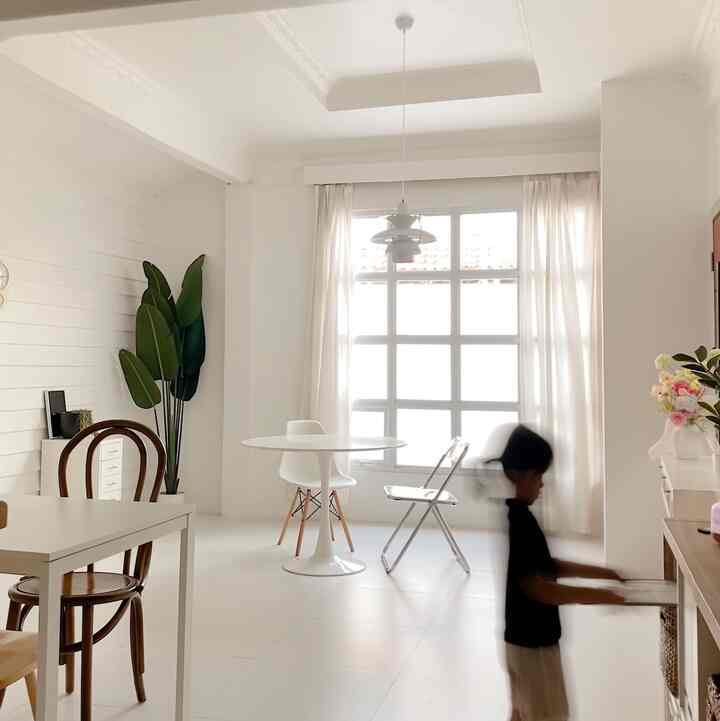 Ini adalah livingroom saya yang ramah anak..dirumah, saya memiliki 2 anak berusia 9 tahun dan 6 tahun..sejak awal mendesain livingroom ini, saya sangat memperhatikan aspek safety buat anak-anak..saya memilih kallax ikea untuk menyimpan buku-buku, perlengkapan menggambar dan mainan mereka..jadi mereka bisa mengambilnya dengan mudah..saya juga memilih sofa dengan bahan linen, empuk dan ujung tumpul agar anak-anak leluasa menggunakannya..tak lupa, saya memilih coffee table berbentuk bundar agar lebih aman..untuk saya yang minimalist, menggunakan sedikit furnitur menjadikan rumah ini ramah anak karena mereka bisa dengan bebas bermain di banyak spot di livingroom ini :) #RumahRamahAnak #LivingroomRamahAnak #PlayRoomAnak #minimalist #homeinspo #ReadingCornerAnak #TempatBermainAnak