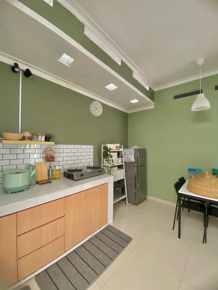 Dapur yang menyatu dengan dinning room, salah satu favorite room di rumah teduh karena kita sering menghabiskan waktu disini bersama anak anak.

#kitchen
#dinningroom
#kitchenset
#rumahtanpaarsitek
#rumahopenspace
#rumahsubsidi
#hplkitchenset