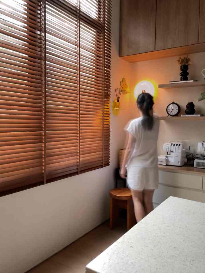 Karena aku kerja dari rumah dan sering menghabiskan waktu di ruang kerja, maka aku menginginkan area kerja yang nyaman.

Untuk itu, pemilihan material dan juga dekorasi pada ruang kerja sangat berpengaruh pada vibes dan mood di ruang kerja. Di ruangan ini memiliki satu jendela yang ukuran nya cukup besar sehinga perlu dipasang tirai agar menghalang cahaya matahari supaya tidak terlalu menyengat.
Kalau di ruangan lain aku menggunakan roller blind full, di ruang kerja aku menggunakan tirai kayu yang bisa diatur untuk seberapa banyak pencahayaan yang diinginkan untuk masuk. Wooden blinds warna pilihanku adalah coklat yang agak gelap dan cocok untuk membangun mood nyaman di ruang kerja.

Selain itu penggunaan meja makan bekas rumah lama digunakan kembali sebagai meja kerja yang menambah kenyamanan karena ukurannya cukup besar.

Penggunaan furniture kabinet gantung atas dan drawer banyak laci juga jadi pilihanku sebagai storage di ruang kerja sehingga dapat membuat ruangan menjadi lebih rapi.
_
#KarpetNyaman
#LantaiSPC
#MaterialEstetik
#WarnaCatRumah
#RollerBlind
#WoodBlinds
#RuangKerja
#MejaKerja
#FurnitureHomeOffice
#HomeOffice
