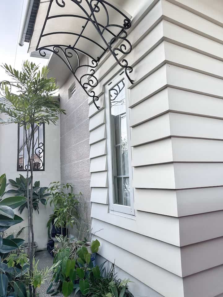 •Teras Mungil•

Space kecil yang disiapkan untuk menaruh tanaman biar fasad terlihat segar.
Material apa aja sih yang ada di Space ini biar tetap kelihatan nyaman dan aestetik ?

• Kayu
Kusen jendela depan kamar terbuat dari Kayu yang di finishing dengan Duco agar awet terpapar sinar matahari sepanjang hari.

• Kaca
Pelengkap jendela Kami pakai kaca bening agar memberi akses cahaya kedalam kamar.

• Batu Alam
Kami memilih menggunakan Granit batu alam agar terlihat klasik, alami, juga lebih gampang perawatannya, tahan lama, tidak perlu di cat, namun namun tetap terkesan mewah.

• Logam
Pemilihan besi strip sebagai pagar, yang dibentuk/dengan motif yang dirasa masih cocok dengan nuansa american house, di cat hitam agar tidak cepat kotor karna berada tepat disamping jalan raya.

• Tekstil
Awalnya Kami memakai gorden sebagai penutup jendela, namun dengan berbagai pertimbangan kami mengganti dengan Roller Blind dengan bahan PVC karna dirasa lebih praktis perawatannya namun tidak menghilangkan fungsi dalam mengontrol cahaya yang masuk kedalam kamar tidur.

• Keramik & Ubin
Keramik dengan motif bebatuan pada lantai teras dimaksudkan agar lebih terlihat alami

• Tanaman & Elemen Hijau
Berhubung tempat tinggal Kami berada didekat pantai, jadi Tanaman yang dipilih adalah tanaman yang tahan terhadap kondisi lingkungan yang keras seperti angin kencang, panas & kekeringan, kadar garam yang tinggi, juga dengan perawatan yang minimal.

#TerasMungil #GreenCorner #RuangHijau #TerasDepanRumah #SudutAsri #InspirasiTerasMungil #OutdoorVibes #MaterialEstetik #PagarBesi #JendelaTunggal #KanopiMungil #TeralisEstetik