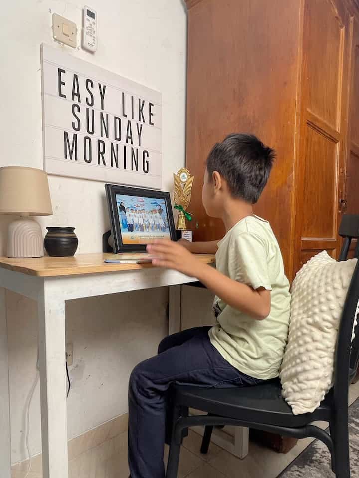 Sudut belajar ini mungkin kecil, tapi penuh inspirasi dan semangat! Dengan meja kayu sederhana yang dilengkapi dekorasi minimalis seperti lampu mungil dan vas, sudut ini menjadi tempat anak fokus belajar dan berkreativitas. Papan dengan tulisan "Easy Like Sunday Morning" menghadirkan suasana santai namun tetap produktif, mengingatkan bahwa belajar pun bisa dilakukan dengan nyaman. Trofi di meja menambah sentuhan personal yang memotivasi anak untuk terus berprestasi. Desain yang simple namun fungsional ini adalah bukti bahwa sudut kecil pun bisa menjadi ruang belajar yang efektif dan menyenangkan!

🌿 #SudutBelajarAnak #HomeDecorAnak #InspirasiRuangBelajar #KamarTidurAnak #MejaBelajarAnak #StudyNook 