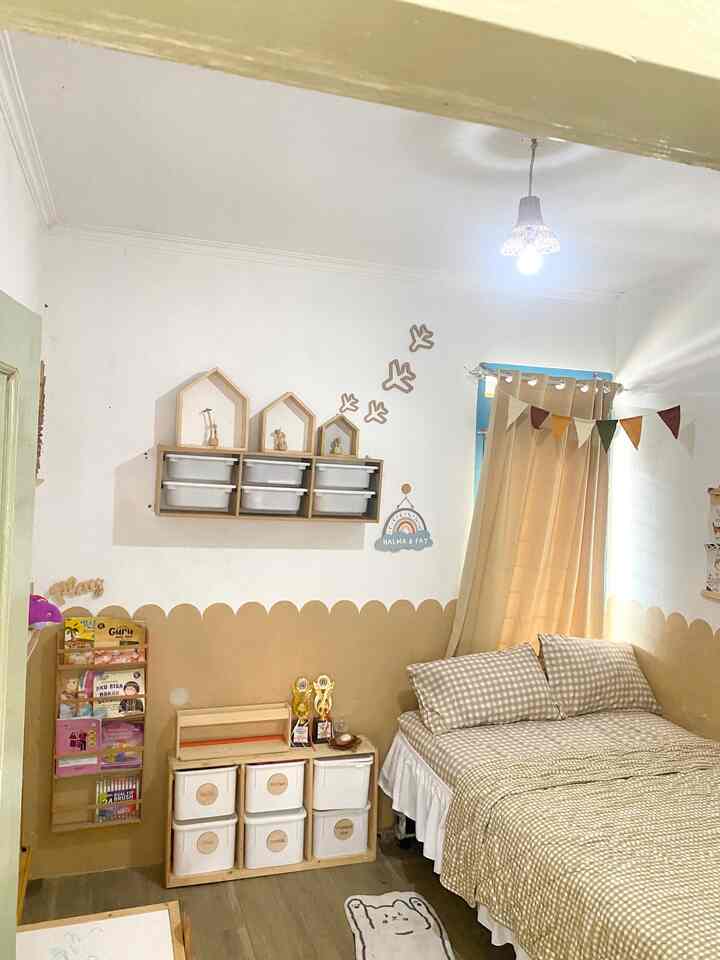 Haloo selamat datang di rumah dinas adiba
Kali ini aku mau share hasil makeover aku yg awalnya gudang jadi kamar anak
Kamar anak ini berukuran 2,7 meter x 2,7 meter
Beberapa dekorasi aku tambahkan di antara nya:
-Rak mainan anak yg udah iclude dengan 6 box tempat penyimpanan sehingga memudahkan untuk mengambil maenan sesuai kriterianya
-meja sensory untuk mengajari kemampuan sensorik dan motorik anak 
-papan tulis (white board) untuk tempat corat coret anak anak
-cat tembok warna ivory untuk menambah kesan manis and warm 🤎🤍
#mejabelajaranak #wallpaperdinding #tempattiduranak #warnacatrumah #rumahramahanak #kamaranakperempuan #kamaranaklakilaki #playroomanak #kamartiduranak
