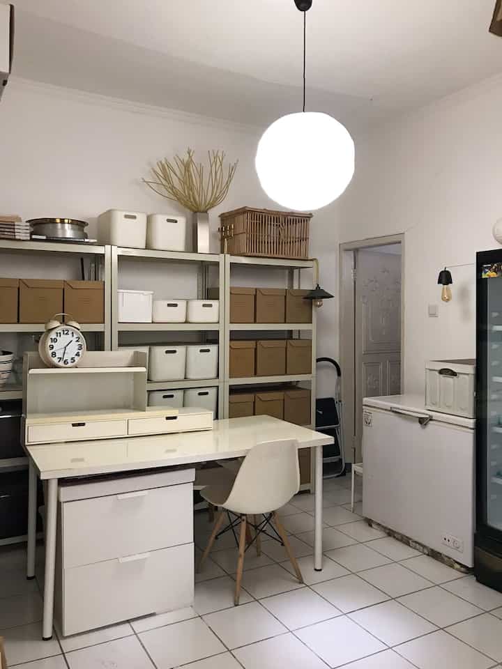 Salah satu gudang di rumah tempat menyimpan barang decorative, elektronik, perlengkapan camping dan lain-lain. Selain jadi gudang, ruangan ini berfungsi sebagi ruang kerja untuk packing pesanan sambalku. Selalu diusahakan untuk serapi dan sentaman mungkin karena gudang itu salah satu ruangan yang penting si rumah untuk menyimpan barang-barang yanh sedang tidak dipakai supaya tidak berantakan. 

#midcenturymodern #storageroom #workspace #ikeahome #ikea #gudang #homedecor