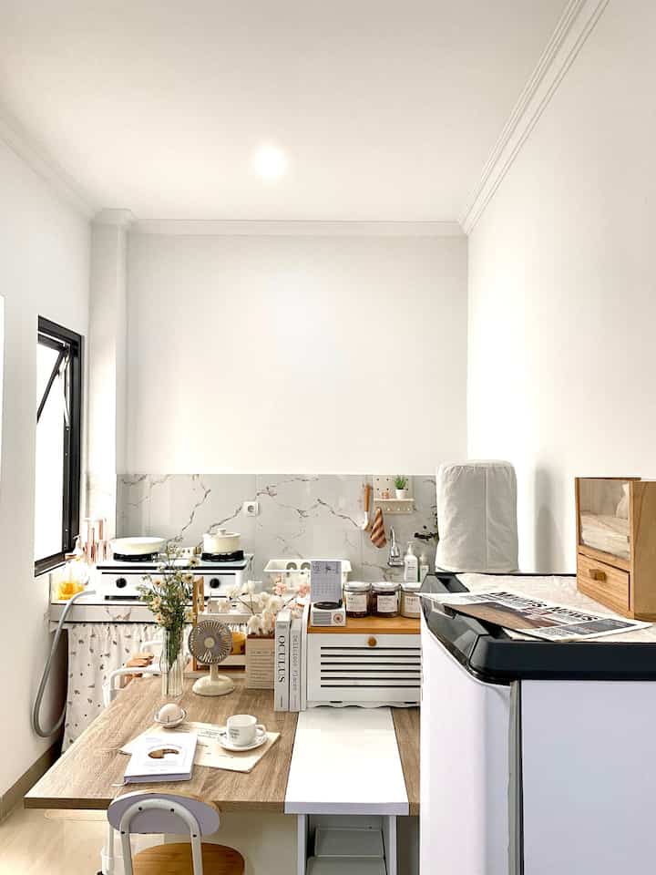 Beberapa material yang menurutku bisa membuat ruangan jadi lebih estetik. Simple dan mudah didapatkan. 

Stiker furniture menjadi salah satu alternatif jika benda tersebut memiliki kondisi tidak bagu. Aku menambahkan stiker sehingga tampilannya lebih clean dan minimalis.

Selain itu meja makan ini jadi salah satu furniture dengan material yang bagus dan harga terjangkau untuk ruangan ala japandi.

#WallpaperEstetik #StikerFurniture #MaterialEstetik