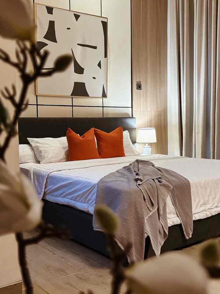 Beberapa material yang membuat rumah terlihat nyaman dan estetik, dengan lukisan handmade yang aku beli di onlineshop membuat personal touch ku lebih terasa, penggunana material dengan looks kayu seperti hpl, wpc, vynil jg membuat tampilan rumah lebih estetik #wpcdinding #wallpanel #desainrumah #ruangtamu #lukisandinding #interiorrumah #materialestetik