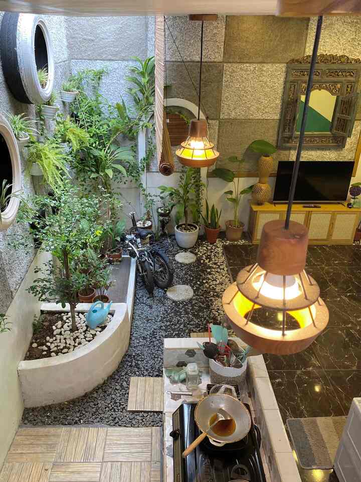 Kenyamanan menjadi salah satu fokus kami dalam membangun rumah. Untuk itu, material yang kami pilih tentunya harus mendukung kenyamanan tanpa melupakan estetika. 

Tema tropical natural dan midcentury modern, unsur woody dan permainan warna dari cat serta interior menciptakan nuansa unik di setiap sudut ruangan. Living room outdoor dipercantik dengan plavon estetik dan tirai yang fungsional tapi apik.
On budget but make it aesthetic🙌🏻

#WarnaCatRumah #ListPVC #KeramikMotifKayu #Kitchenset #PlavondGipsum #TiraiBambu #MaterialEstetik
