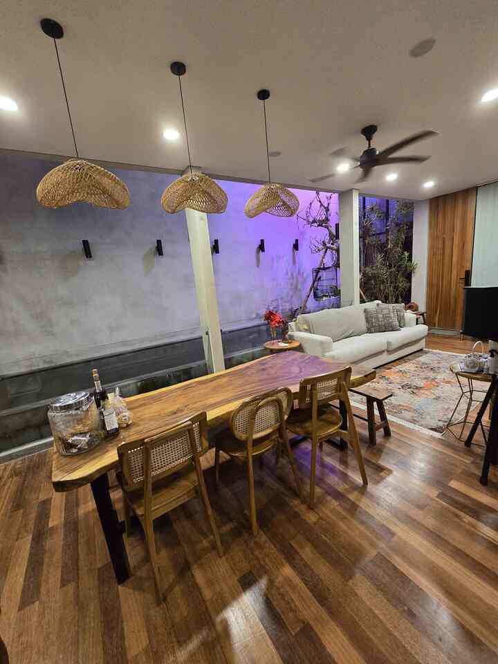 Material yang kami pilih untuk lantai ruang tamu ini adalah parket kayu solid, dari kayu kempas. Karena kayu solid, warnanya tidak senada satu sama lain. Hal ini justru menambah unsur estetika untuk ruangan ini.

#ParketKayuSolid #LantaiKayu #MaterialEstetik #LantaiEstetik #LantaiKayu 