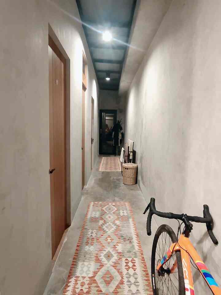 Item dekoratif yang seringkali jadi penambah unsur estetik di rumah buaran adalah karpet/rug/kilim.
Ruangan biasa seketika bisa langsung upgrade jika diberi karpet/kilim. 

#ItemDekoratif #ItemEstetik #TipsItemDekoratif #TipsRumah #TipsInterior