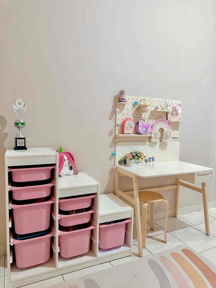 Play & Learn Room ✨

Ruangan ini masih belum banyak di decor ya. Kami menggunakan storage untuk menyimpan mainan2 yang disimpan di bawah agar anak mudah saat ingin mengambil mainannya sendiri. Kamipun menggunakan meja belajar yang tidak terlalu besar, namun cukup untuk aktivitas anak dalam belajar & berkreasi. Disinilah tempat anak kami bermain sambil belajar, bereksplorasi dan juga berkreatifitas 🤍

#MejaBelajarAnak
#PlayRoomAnak
#PlayRoomAnakPerempuan
#RuangBelajar
#RumahRamahAnak