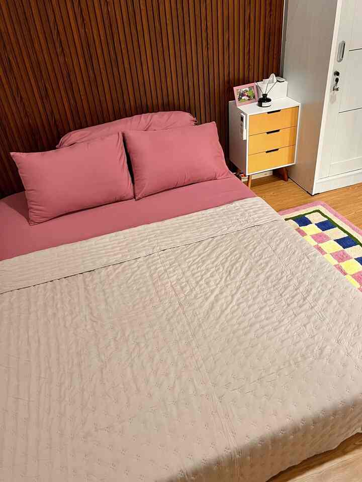 Mencoba lebih berani menggunakan warna-warna yang cheerful agar membuat suasana kamar semakin nyaman. Make over kamar gak harus mahal kok, mulai dari 7 Ribuan aja udah bisa bikin suasana ruangan berubah. #materialrenovasi #materialmurah #wallpaperdinding #lantaivinyl #inspirasikamar #bedroommakeover #rekomendasisprei #kamartidur #dekorasikamar