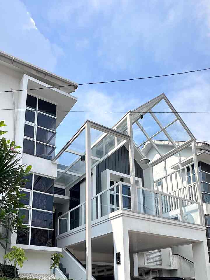 • Balkon Bermain Anak •

Hello, O!House friends, balkon di rumahku menggunakan railing dari besi hollow dan kaca tempered tanpa ada kisi-kisi ataupun detail yang dapat menarik keinginan anak untuk menyelip-nyelipkan jari/ tangan.

Menurut aku, model railing ini adalah yang paling aman untuk anak-anak bermain. Tapi tentu saja tetap harus dalam pengawasan orang dewasa ya.. 😃

#rumahramahanak
#balkonramahanak
#railingramahanak
#playroom