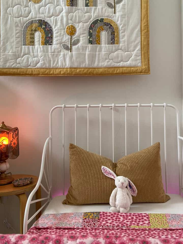 Senang menambahkan sesuatu yang selalu mengingatkan anak saya akan rumah. Kami suka menambahkan warna cerah untuk bantal dan selimutnya, dan teman kecil

Kami menggunakan tempat tidur mini dari IKEA karena kami dapat menyesuaikan panjang tempat tidur sesuai dengan usia dan tinggi anak kami. Jadi akan berguna bahkan saat dia sudah besar

#selimutestetik
#tempattiduranak
#bedsideestetik
#spreiestetik
#dekorasikamaranak
#rumahramahanak
#kamaranakperempuan