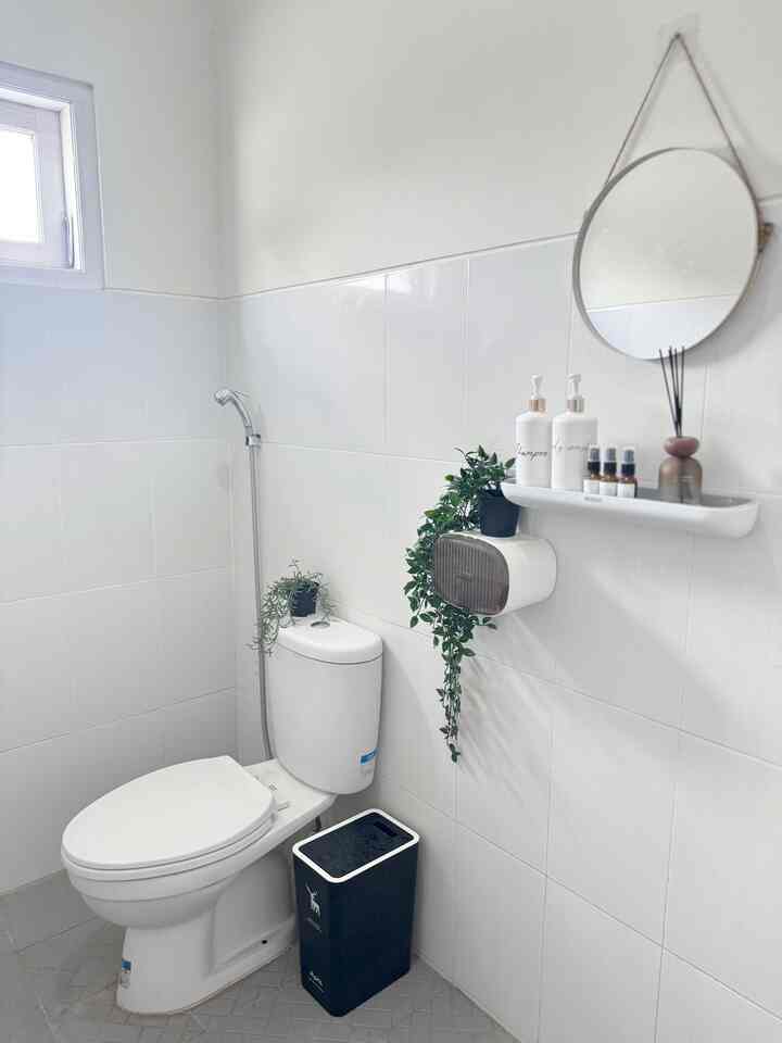 ─Small Bathroom; Simple & Low Budget Decoration✨

Salah satu kamar mandi di rumah ini yang dekorasinya simple dan low budget, serta sangat mudah pemasangannya tinggal tempel semua! 😃

To be honest selalu memilih dekorasi gantung supaya hemat tempat dan ditempel tanpa bor/ paku supaya tidak merusak dinding ✨

#BathRoom #InspirasiKamarMandi #BathroomDesign #KamarMandi #SimpleBathroom #RoomInspo #Toilet