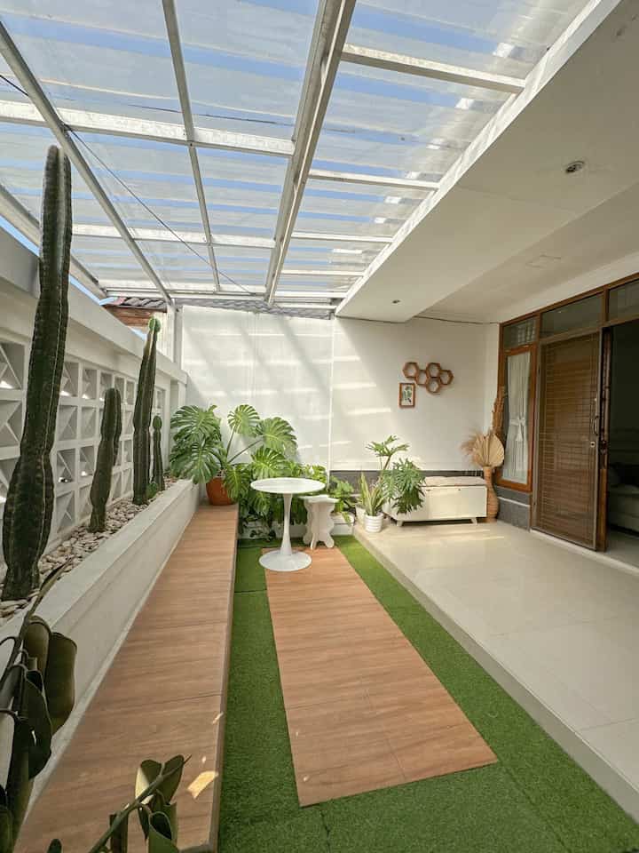 Memanfaatkan area depan rumah sebagai taman dan tempat favorit saya untuk menikmati udara pagi dan sore dengan suasana tenang dan angin sejuk.. #tamanmini #inspirasitaman #tamanrumah #halamanrumah #tamanmungil