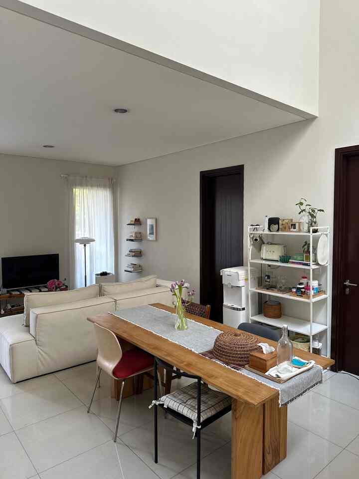 Material yang membuat rumah nyaman dan estetik untuk kami adalah kayu solid natural yang dipadu padankan dengan warna dinding off-white 🥰

#livingroom #kayusolid #warnacatrumah #materialestetik